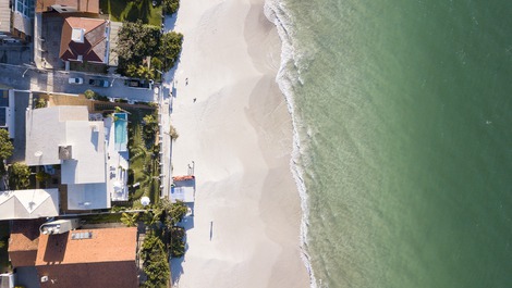 C002 - Casa com 5 Suites à beira mar na praia de Bombinhas.