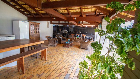 C002 - Casa com 5 Suites à beira mar na praia de Bombinhas.