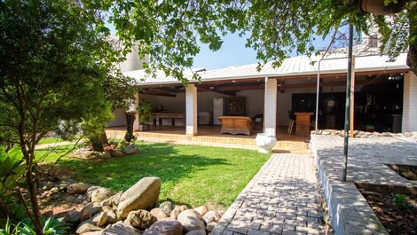 C002 - Casa com 5 Suites à beira mar na praia de Bombinhas.