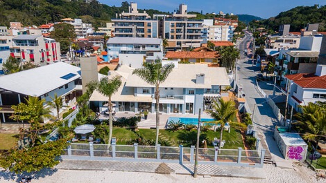 C002 - Casa com 5 Suites à beira mar na praia de Bombinhas.