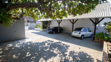 C002 - Casa com 5 Suites à beira mar na praia de Bombinhas.