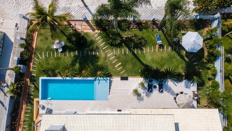 C002 - Casa com 5 Suites à beira mar na praia de Bombinhas.