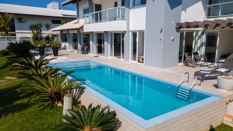 C002 - Casa com 5 Suites à beira mar na praia de Bombinhas.