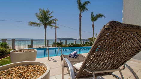 C002 - Casa com 5 Suites à beira mar na praia de Bombinhas.