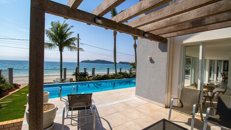 C002 - Casa com 5 Suites à beira mar na praia de Bombinhas.