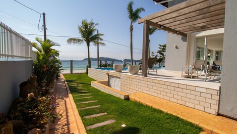 C002 - Casa com 5 Suites à beira mar na praia de Bombinhas.