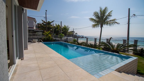 C002 - Casa com 5 Suites à beira mar na praia de Bombinhas.