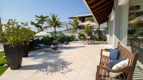 C002 - Casa com 5 Suites à beira mar na praia de Bombinhas.