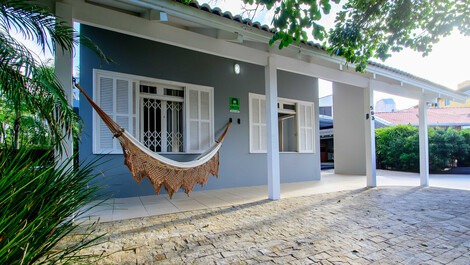 Perfect house, pool and air 50 meters from the beach, on Rua das Gaivotas