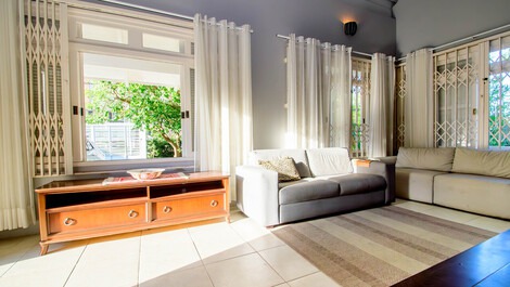 Perfect house, pool and air 50 meters from the beach, on Rua das Gaivotas