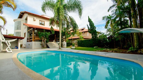 Maravillosa casa con piscina a 50 metros de la playa para 18 personas.