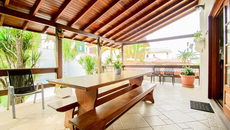 Maravillosa casa con piscina a 50 metros de la playa para 18 personas.