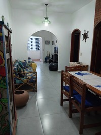 Enseada 500m da praia. Perto de mercados, padarias e restaurantes!