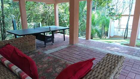 Área externa com mesa ping-pong