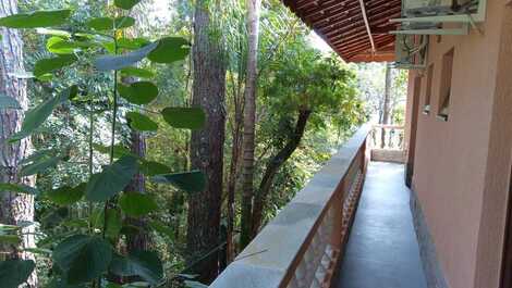 Condensadoras do ar-condicionado dos quartos na varanda da casa