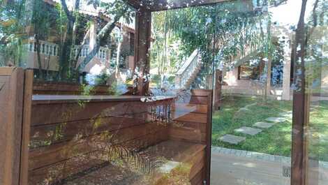 Sauna de vidro e madeira