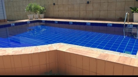 Casa de vacaciones dentro de la Riviera de São Lourenço con aire acondicionado.