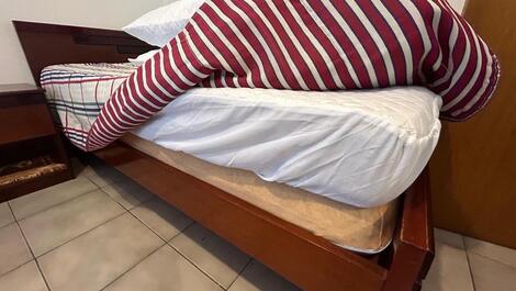 TRES QUARTOS FRENTE AO MAR