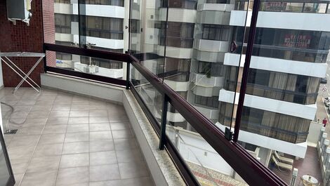 TRES QUARTOS FRENTE AO MAR