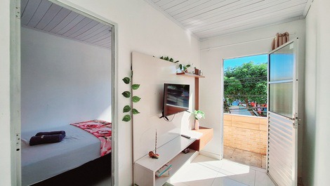 Na sala, temos um sofá cama, tv e cortina blackout para maoir conforto visual