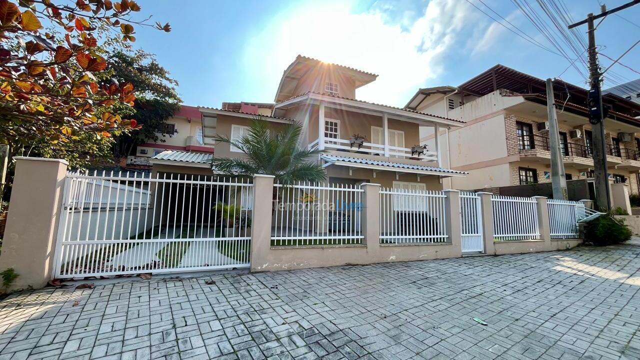 House for vacation rental in Bombinhas (Praia de Bombas)