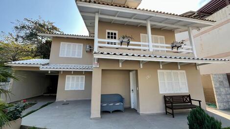 HOUSE WITH POOL AND FENCED YARD ON THE COSTÃO DE BOMBAS