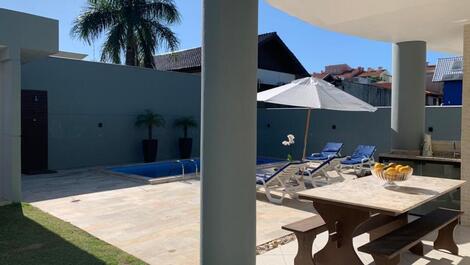 House with 5 suites in the heart of Jurerê