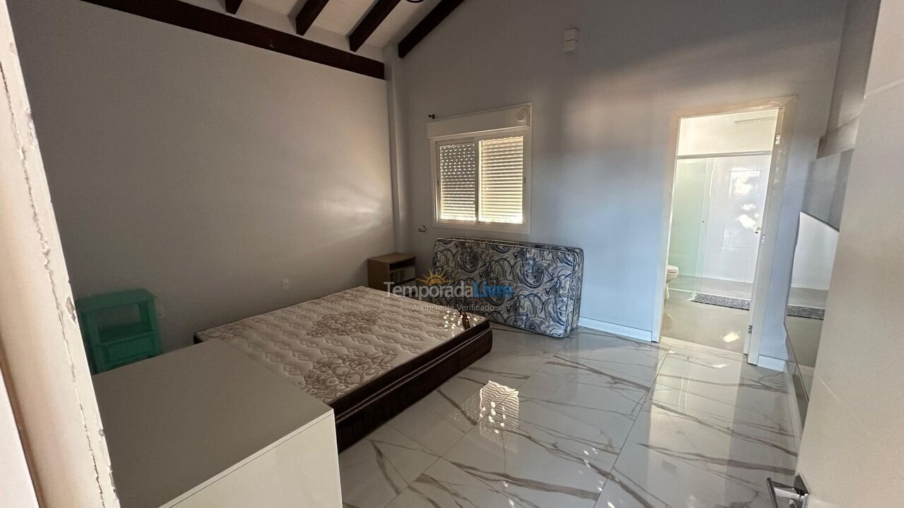 Casa para aluguel de temporada em Bombinhas (Praia de Zimbros)