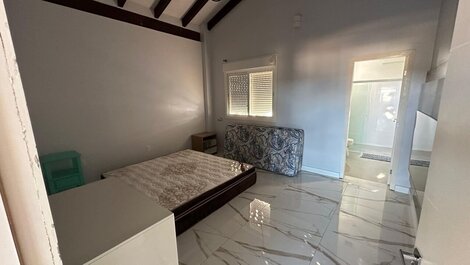 Seu paraíso em Zimbros: Casa a 30 passos da praia