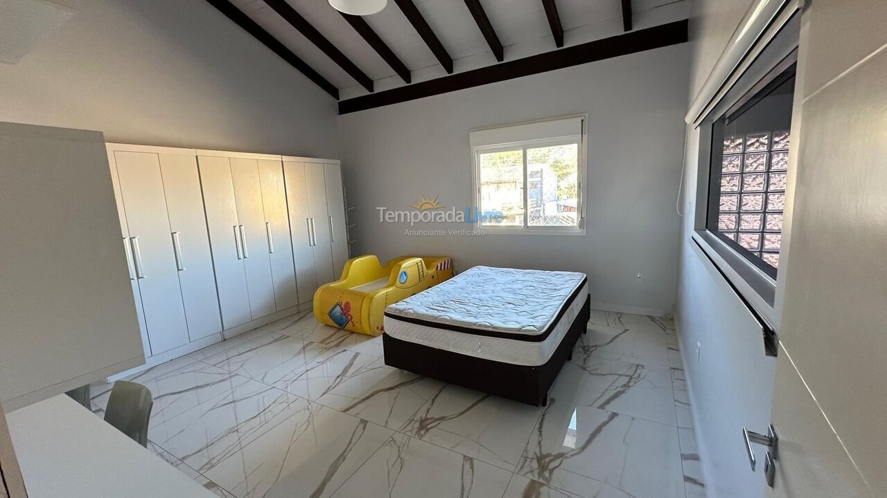 Casa para aluguel de temporada em Bombinhas (Praia de Zimbros)