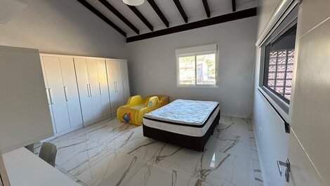 Seu paraíso em Zimbros: Casa a 30 passos da praia