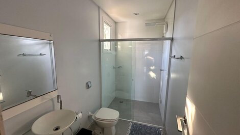 Seu paraíso em Zimbros: Casa a 30 passos da praia