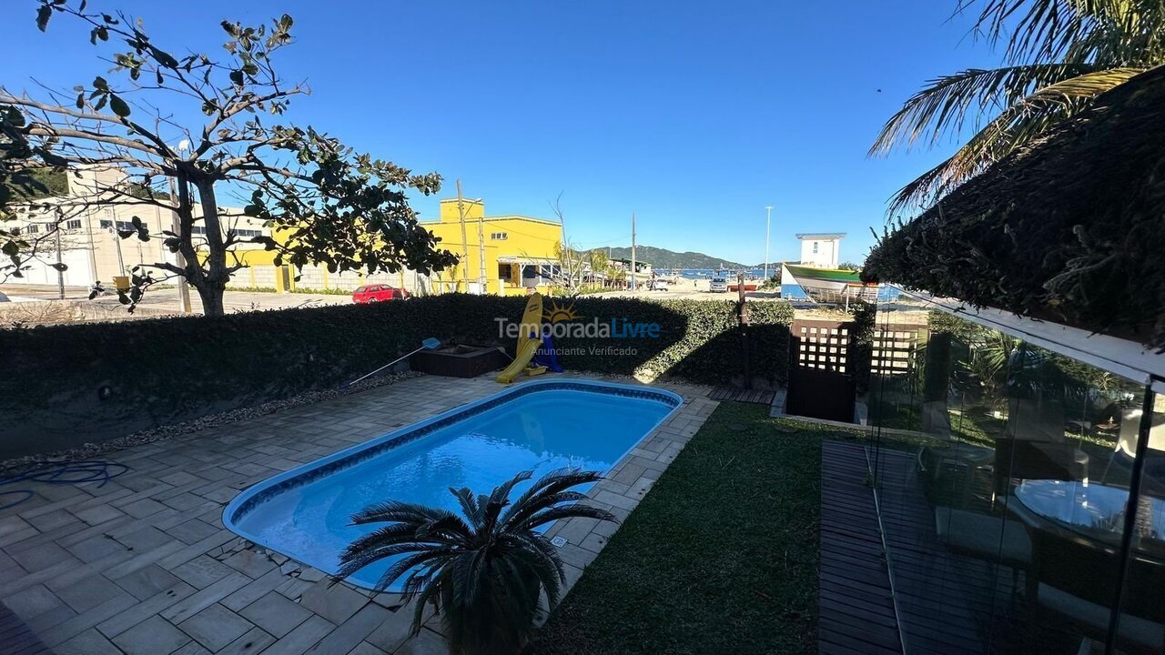 Casa para aluguel de temporada em Bombinhas (Praia de Zimbros)