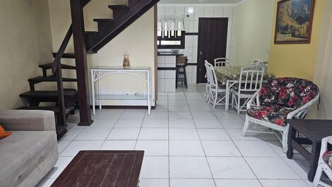 Sobrado ao lado da praia de Bombas para até 12 pessoas