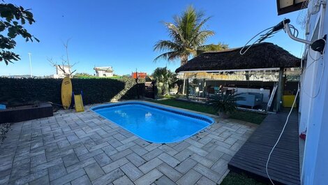 Seu paraíso em Zimbros: Casa a 30 passos da praia