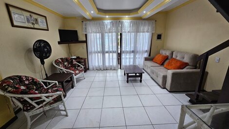 Sobrado ao lado da praia de Bombas para até 12 pessoas