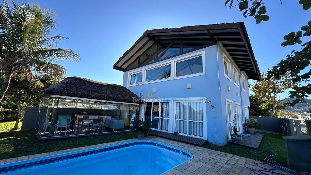 Casa para aluguel de temporada em Bombinhas (Praia de Zimbros)