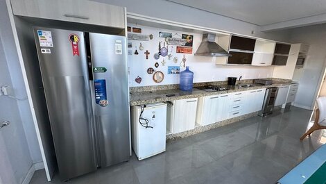 Seu paraíso em Zimbros: Casa a 30 passos da praia