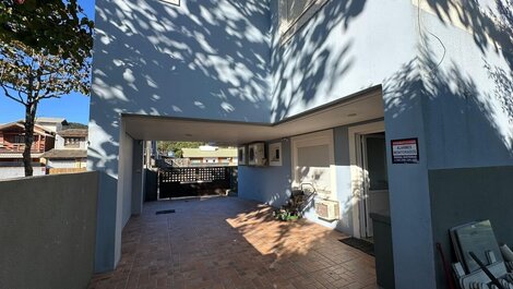 Seu paraíso em Zimbros: Casa a 30 passos da praia