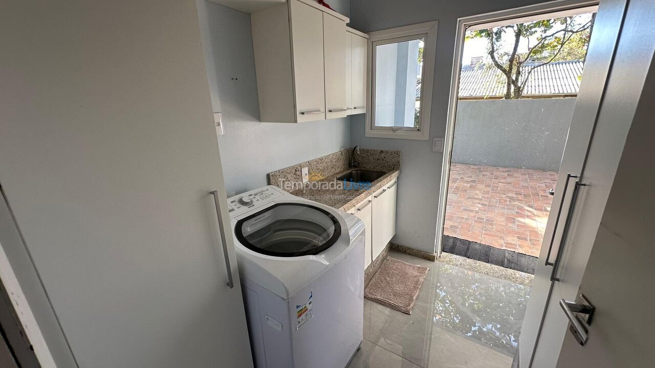 Casa para aluguel de temporada em Bombinhas (Praia de Zimbros)