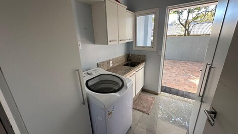 Seu paraíso em Zimbros: Casa a 30 passos da praia