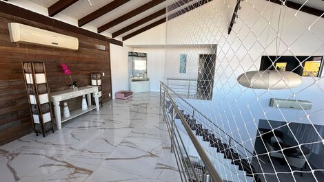 Seu paraíso em Zimbros: Casa a 30 passos da praia