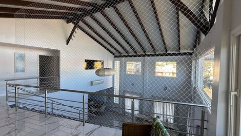 Seu paraíso em Zimbros: Casa a 30 passos da praia