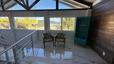 Seu paraíso em Zimbros: Casa a 30 passos da praia