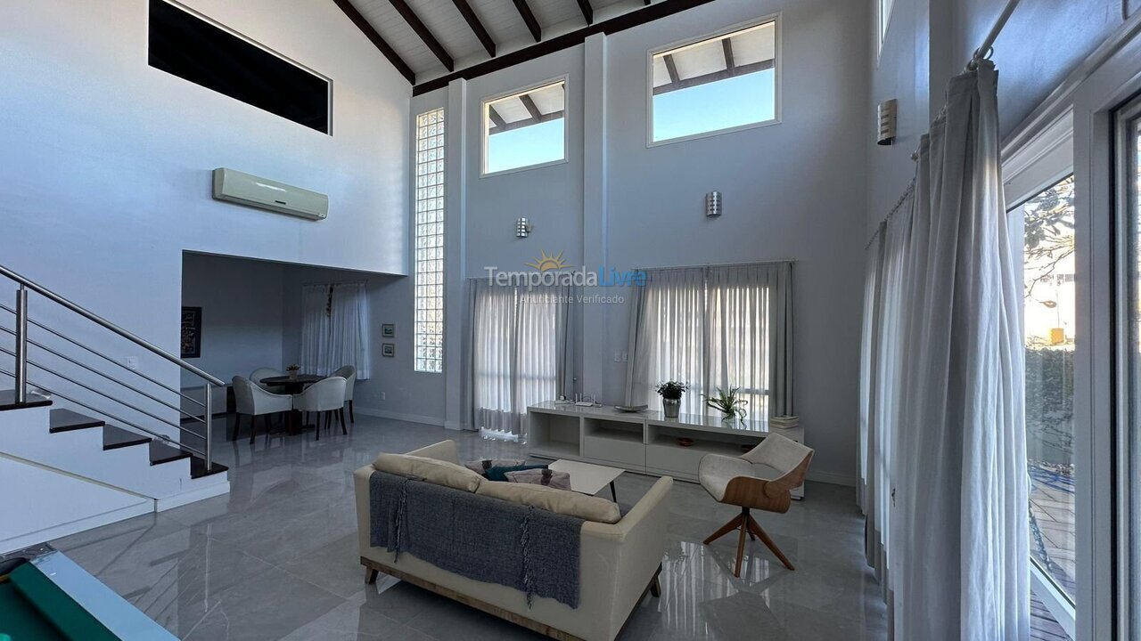 Casa para aluguel de temporada em Bombinhas (Praia de Zimbros)