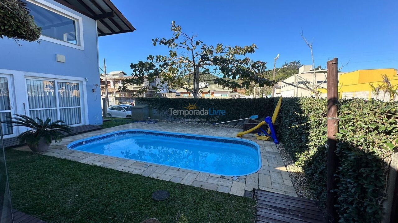 Casa para aluguel de temporada em Bombinhas (Praia de Zimbros)
