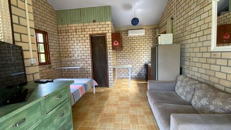 Visão da porta de entrada da casa mono ambiente