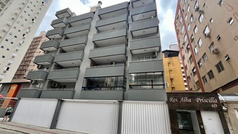 Apartamento en Meia Praia, a 200 metros del mar.