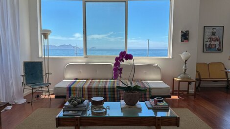 Lindo apartamento de 2 quartos frente mar