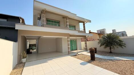 Casa Espaçosa à 400m da Praia de Mariscal